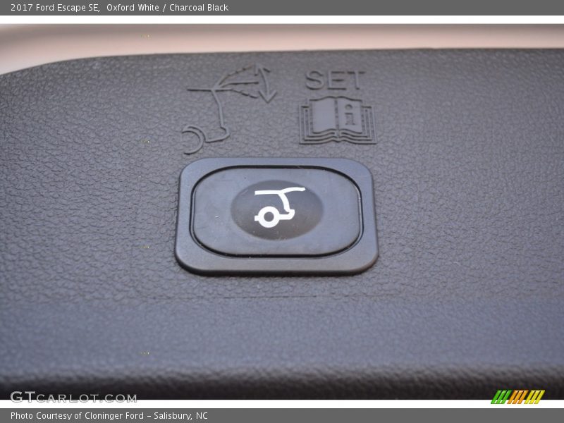 Oxford White / Charcoal Black 2017 Ford Escape SE