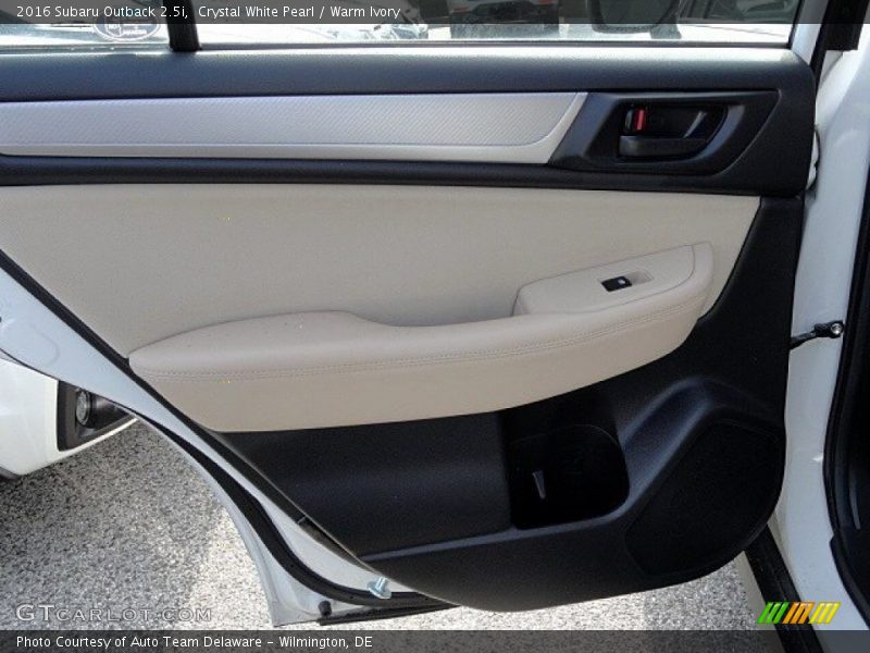 Crystal White Pearl / Warm Ivory 2016 Subaru Outback 2.5i