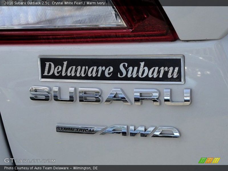 Crystal White Pearl / Warm Ivory 2016 Subaru Outback 2.5i