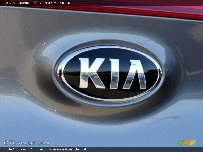 Mineral Silver / Black 2017 Kia Sportage EX