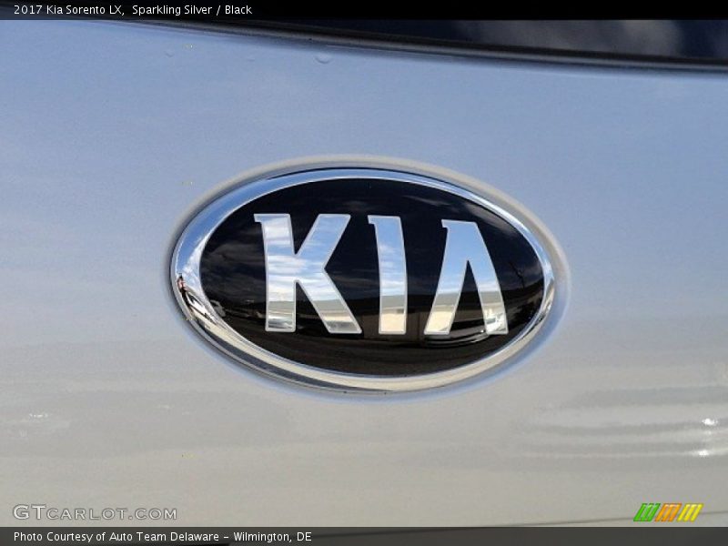 Sparkling Silver / Black 2017 Kia Sorento LX