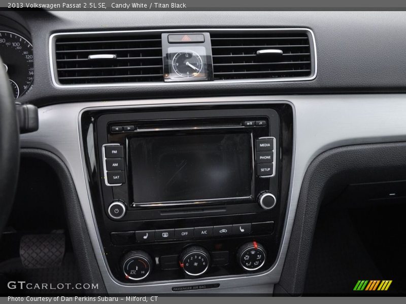 Candy White / Titan Black 2013 Volkswagen Passat 2.5L SE