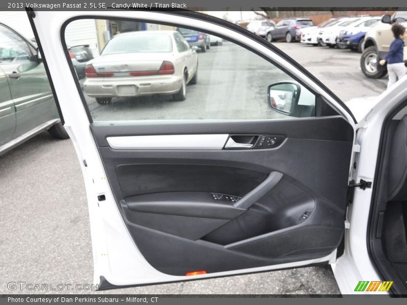 Candy White / Titan Black 2013 Volkswagen Passat 2.5L SE