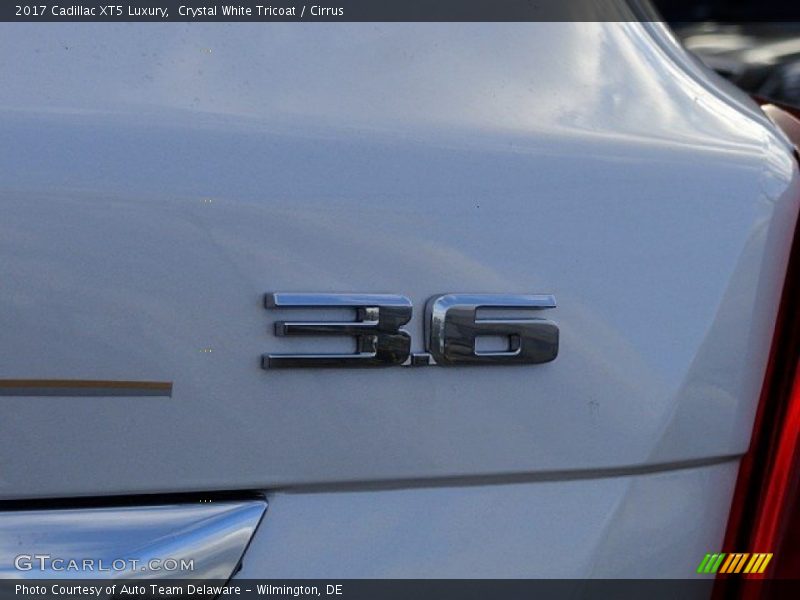 Crystal White Tricoat / Cirrus 2017 Cadillac XT5 Luxury