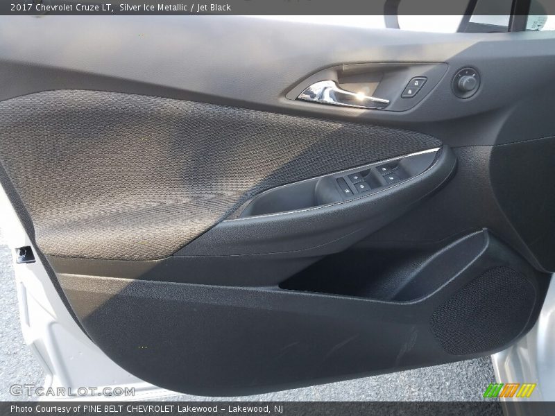 Silver Ice Metallic / Jet Black 2017 Chevrolet Cruze LT