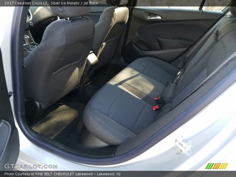 Silver Ice Metallic / Jet Black 2017 Chevrolet Cruze LT