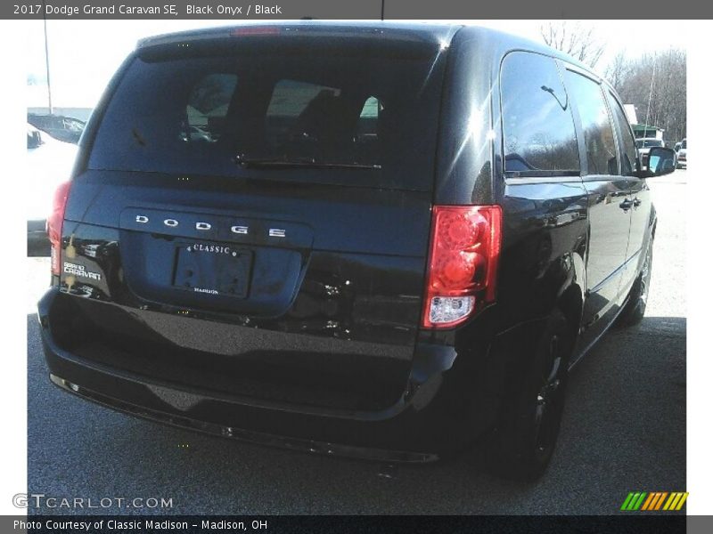 Black Onyx / Black 2017 Dodge Grand Caravan SE