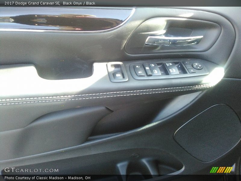 Black Onyx / Black 2017 Dodge Grand Caravan SE