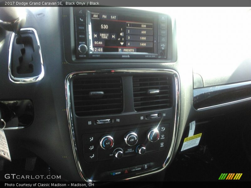 Black Onyx / Black 2017 Dodge Grand Caravan SE
