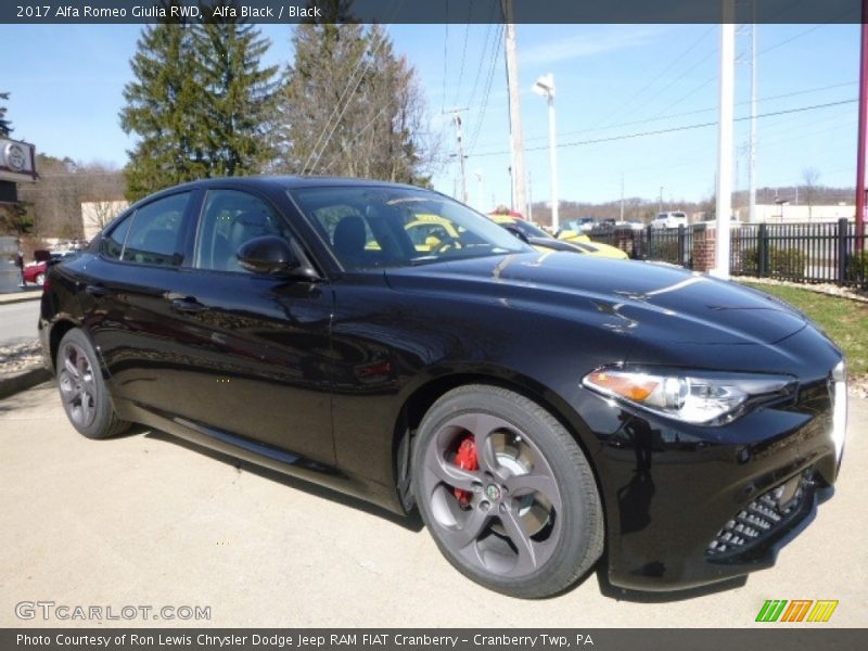Front 3/4 View of 2017 Giulia RWD