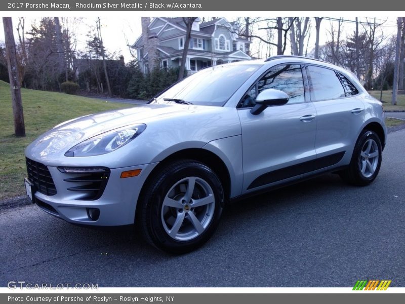 Front 3/4 View of 2017 Macan 