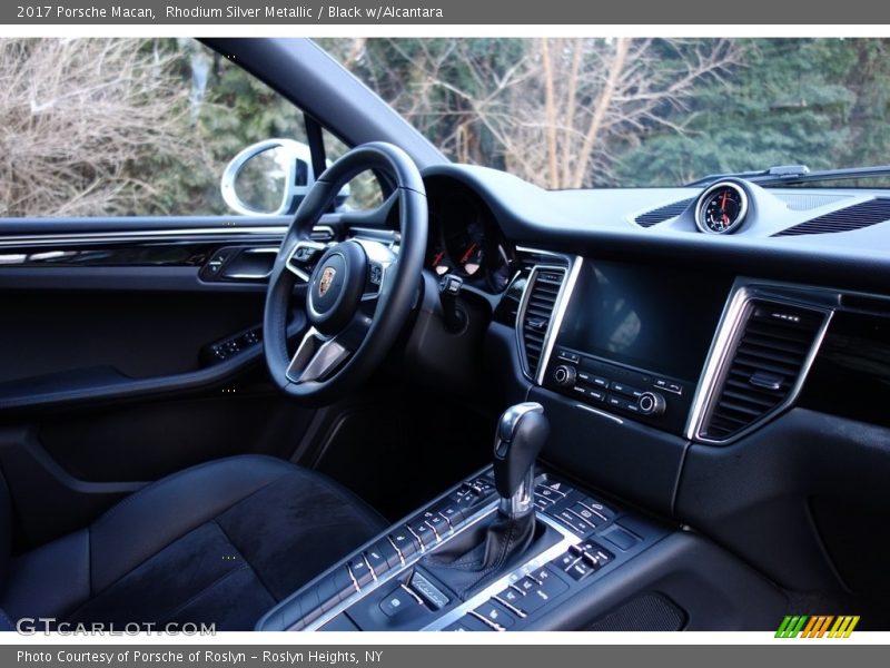 Rhodium Silver Metallic / Black w/Alcantara 2017 Porsche Macan