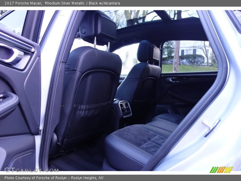 Rhodium Silver Metallic / Black w/Alcantara 2017 Porsche Macan