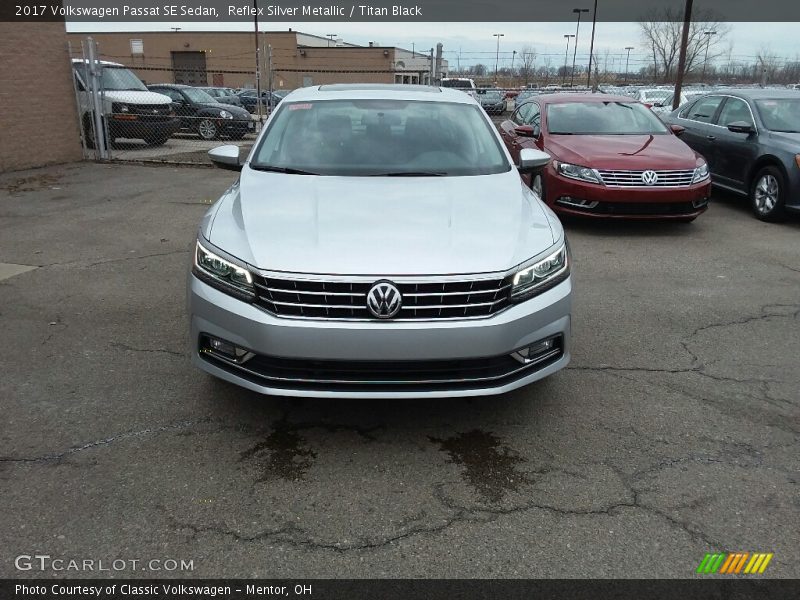 Reflex Silver Metallic / Titan Black 2017 Volkswagen Passat SE Sedan