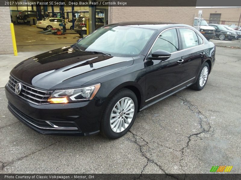 Front 3/4 View of 2017 Passat SE Sedan