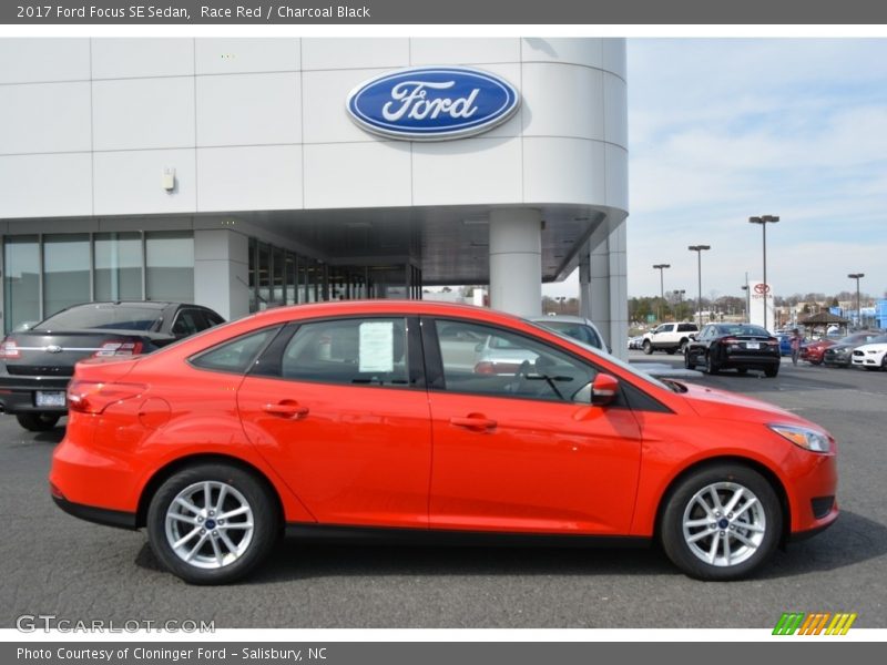 Race Red / Charcoal Black 2017 Ford Focus SE Sedan