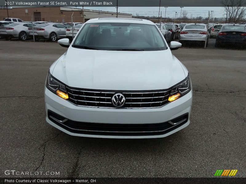 Pure White / Titan Black 2017 Volkswagen Passat SE Sedan