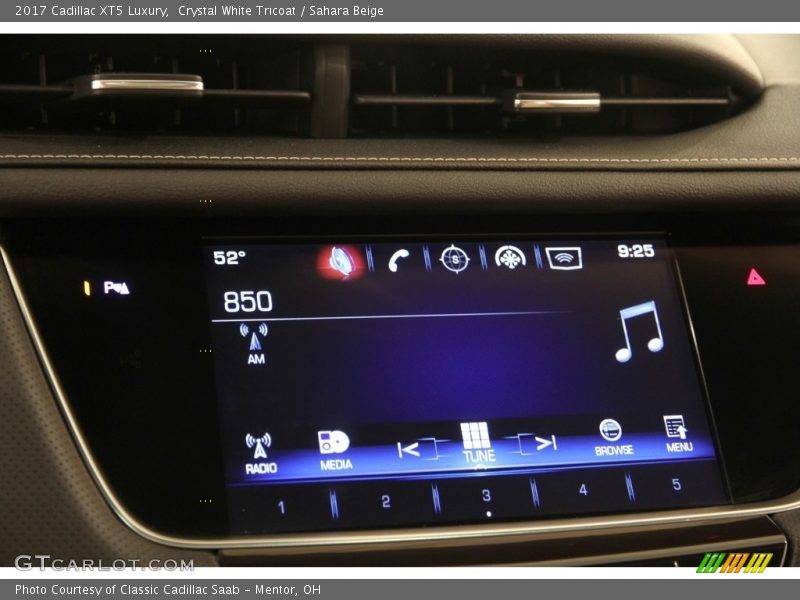Crystal White Tricoat / Sahara Beige 2017 Cadillac XT5 Luxury