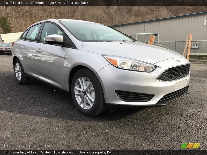 Ingot Silver / Charcoal Black 2017 Ford Focus SE Sedan