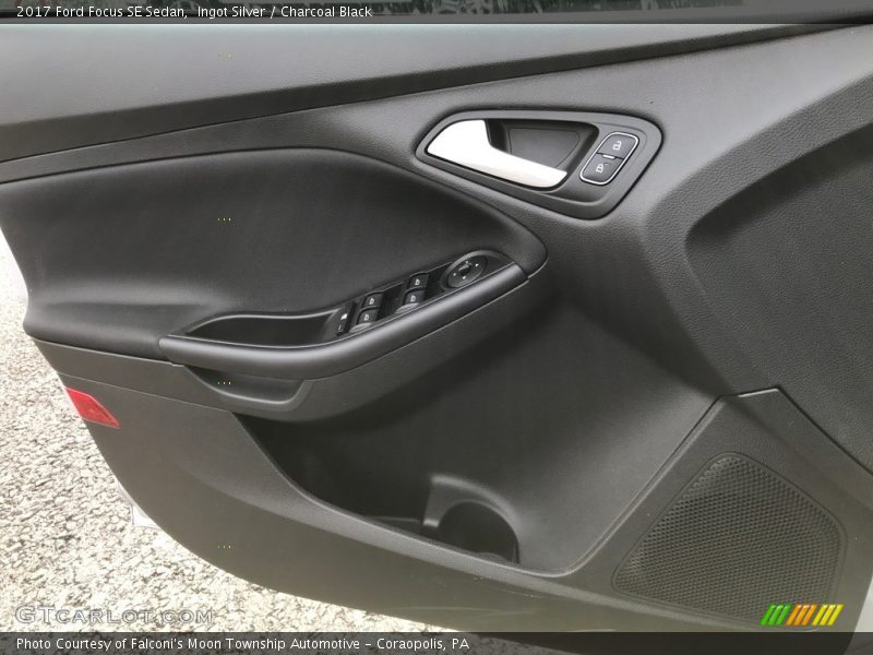 Ingot Silver / Charcoal Black 2017 Ford Focus SE Sedan