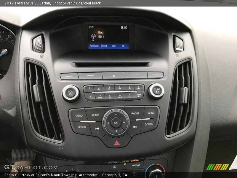 Ingot Silver / Charcoal Black 2017 Ford Focus SE Sedan