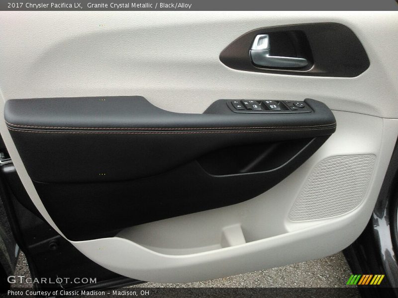 Granite Crystal Metallic / Black/Alloy 2017 Chrysler Pacifica LX