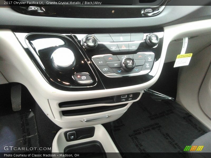 Granite Crystal Metallic / Black/Alloy 2017 Chrysler Pacifica LX