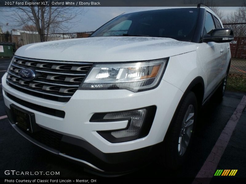 Front 3/4 View of 2017 Explorer XLT