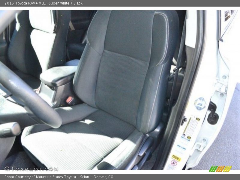 Super White / Black 2015 Toyota RAV4 XLE