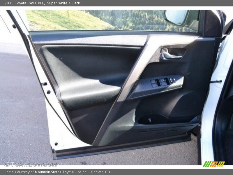 Super White / Black 2015 Toyota RAV4 XLE