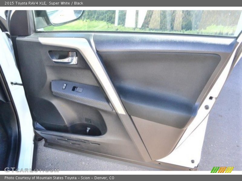 Super White / Black 2015 Toyota RAV4 XLE
