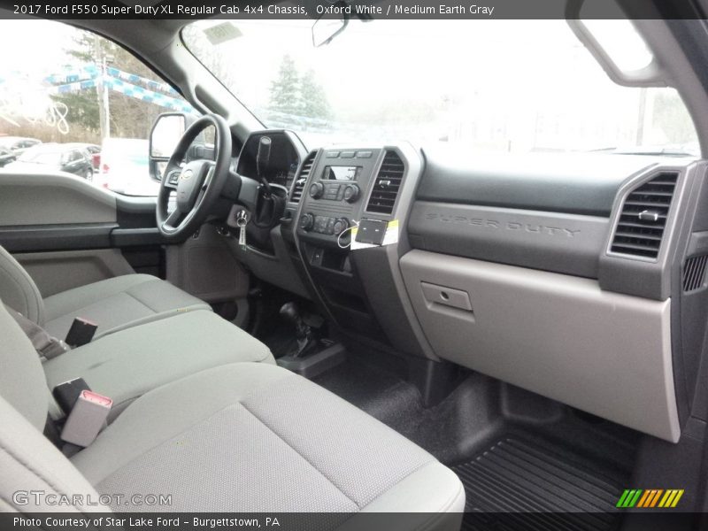 Oxford White / Medium Earth Gray 2017 Ford F550 Super Duty XL Regular Cab 4x4 Chassis