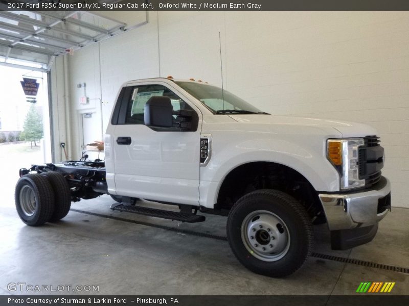 Front 3/4 View of 2017 F350 Super Duty XL Regular Cab 4x4