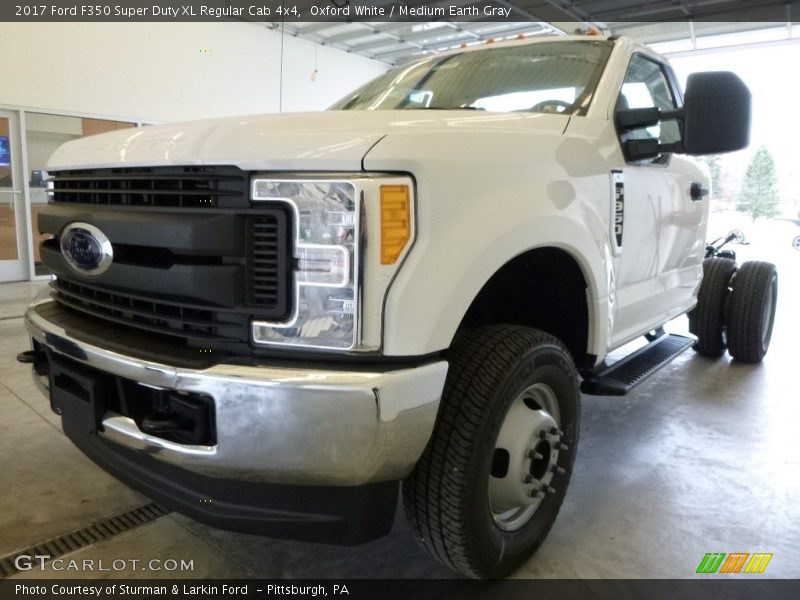 Oxford White / Medium Earth Gray 2017 Ford F350 Super Duty XL Regular Cab 4x4