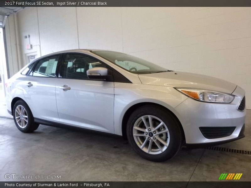 Ingot Silver / Charcoal Black 2017 Ford Focus SE Sedan