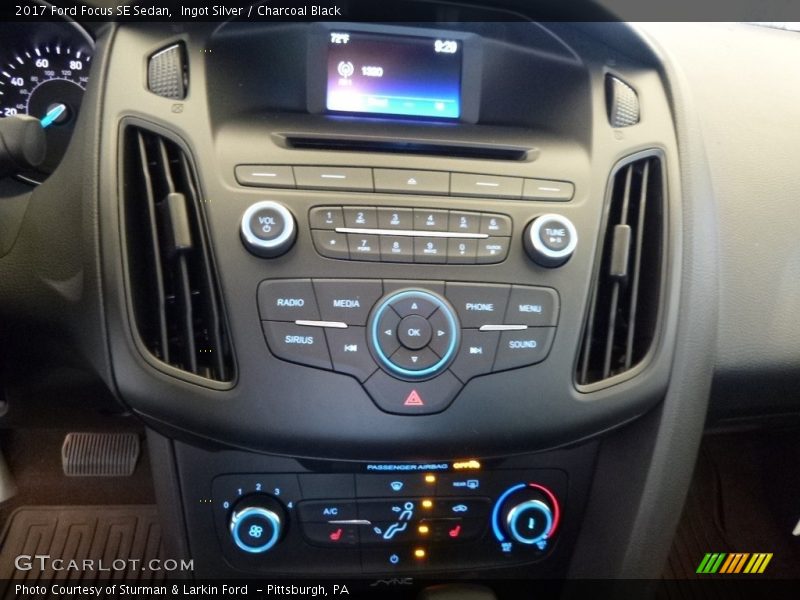 Ingot Silver / Charcoal Black 2017 Ford Focus SE Sedan