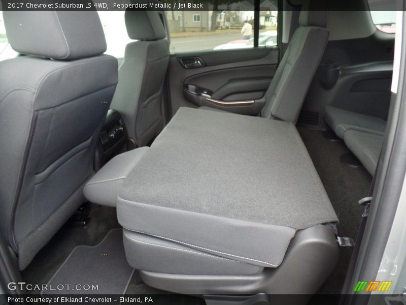 Pepperdust Metallic / Jet Black 2017 Chevrolet Suburban LS 4WD