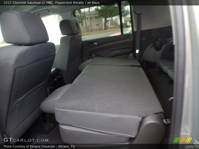 Pepperdust Metallic / Jet Black 2017 Chevrolet Suburban LS 4WD