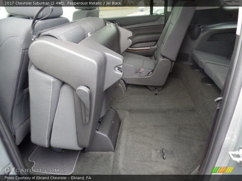 Pepperdust Metallic / Jet Black 2017 Chevrolet Suburban LS 4WD