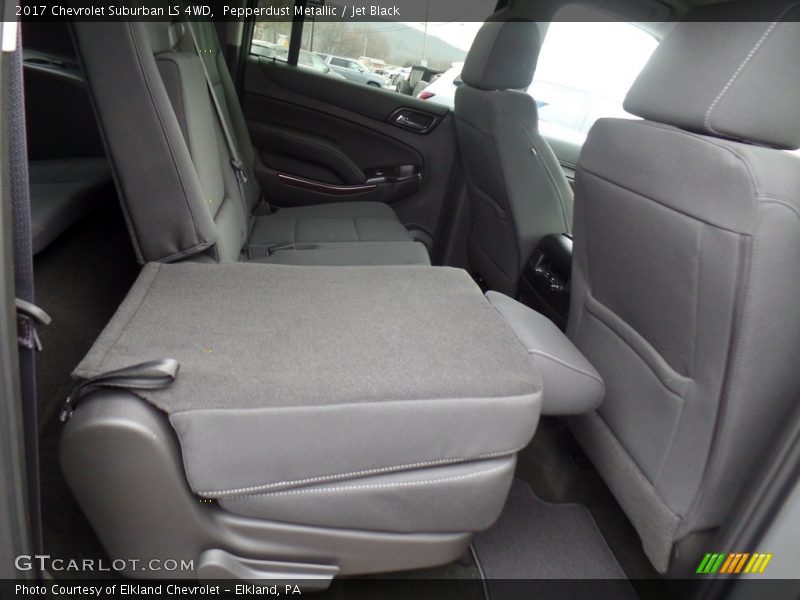 Pepperdust Metallic / Jet Black 2017 Chevrolet Suburban LS 4WD