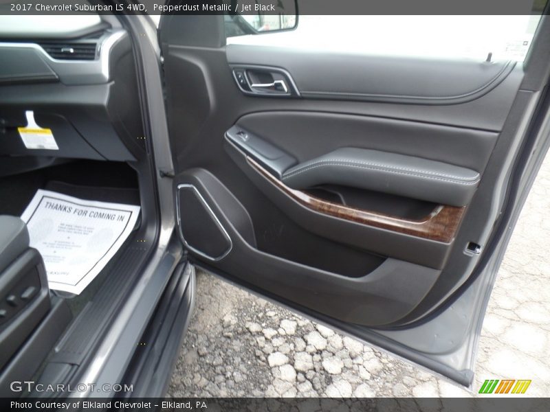 Pepperdust Metallic / Jet Black 2017 Chevrolet Suburban LS 4WD