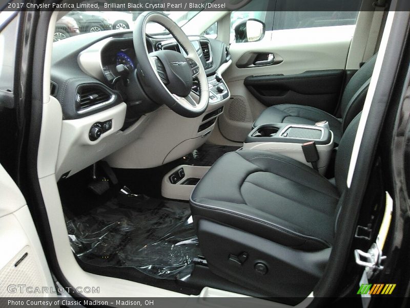 Brilliant Black Crystal Pearl / Black/Diesel 2017 Chrysler Pacifica Limited
