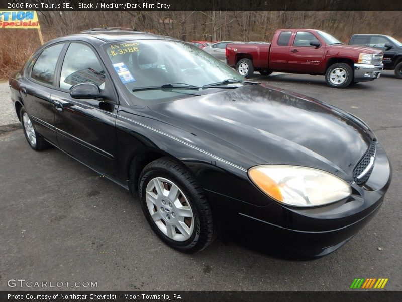 Front 3/4 View of 2006 Taurus SEL