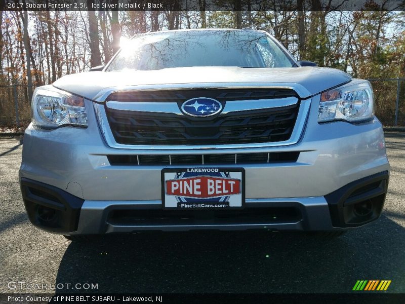 Ice Silver Metallic / Black 2017 Subaru Forester 2.5i
