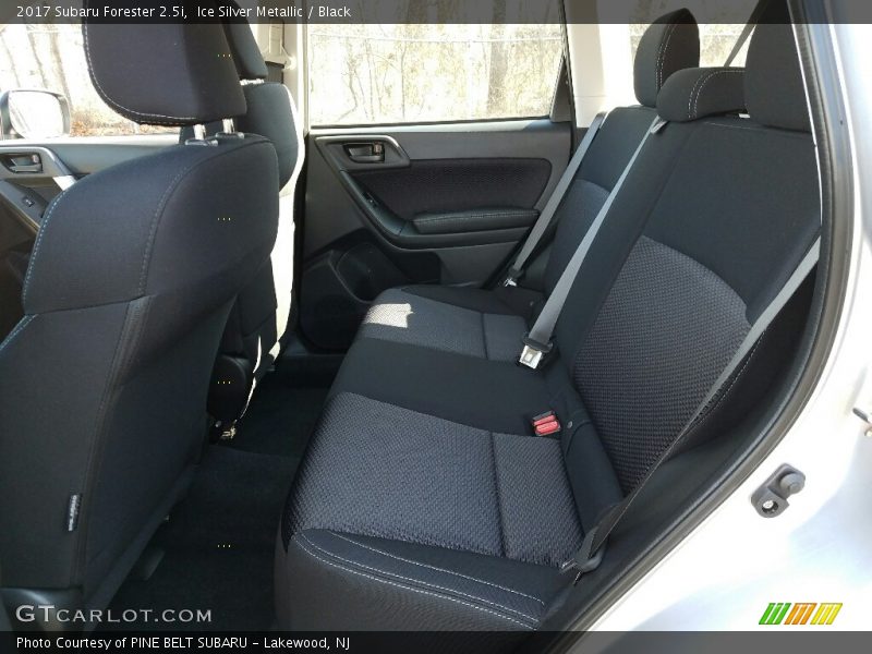 Ice Silver Metallic / Black 2017 Subaru Forester 2.5i