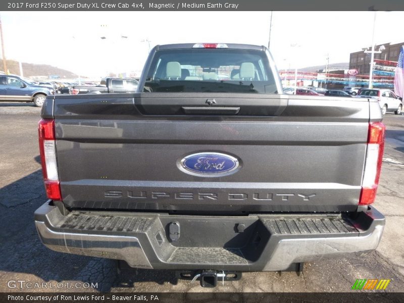Magnetic / Medium Earth Gray 2017 Ford F250 Super Duty XL Crew Cab 4x4