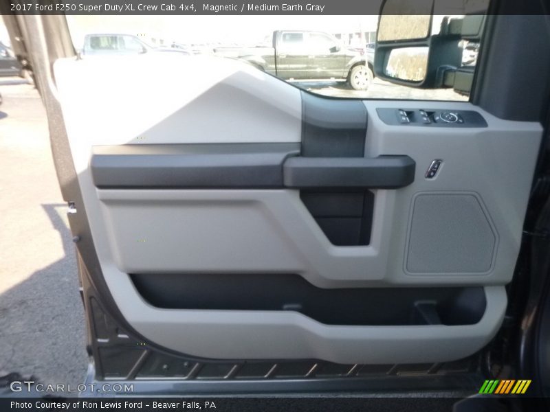 Magnetic / Medium Earth Gray 2017 Ford F250 Super Duty XL Crew Cab 4x4