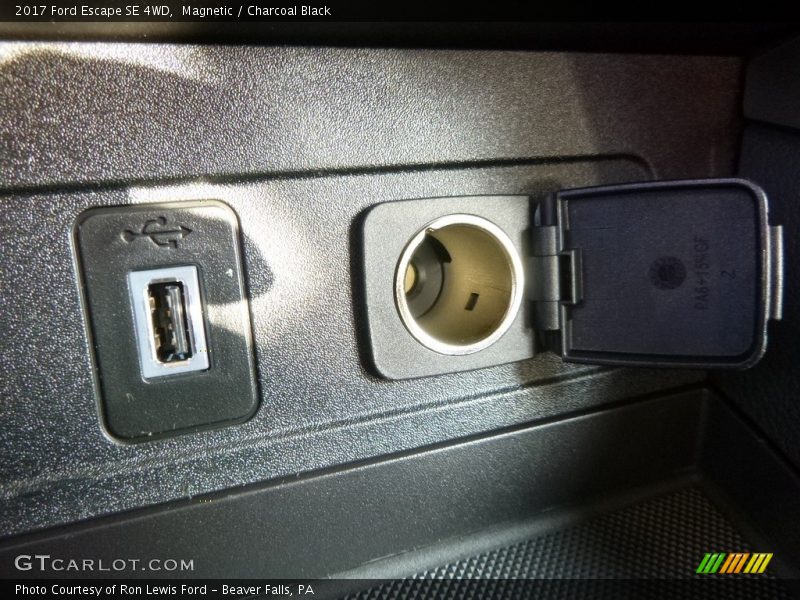 Magnetic / Charcoal Black 2017 Ford Escape SE 4WD
