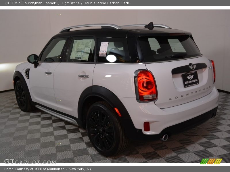 Light White / Double Stripe Carbon Black 2017 Mini Countryman Cooper S