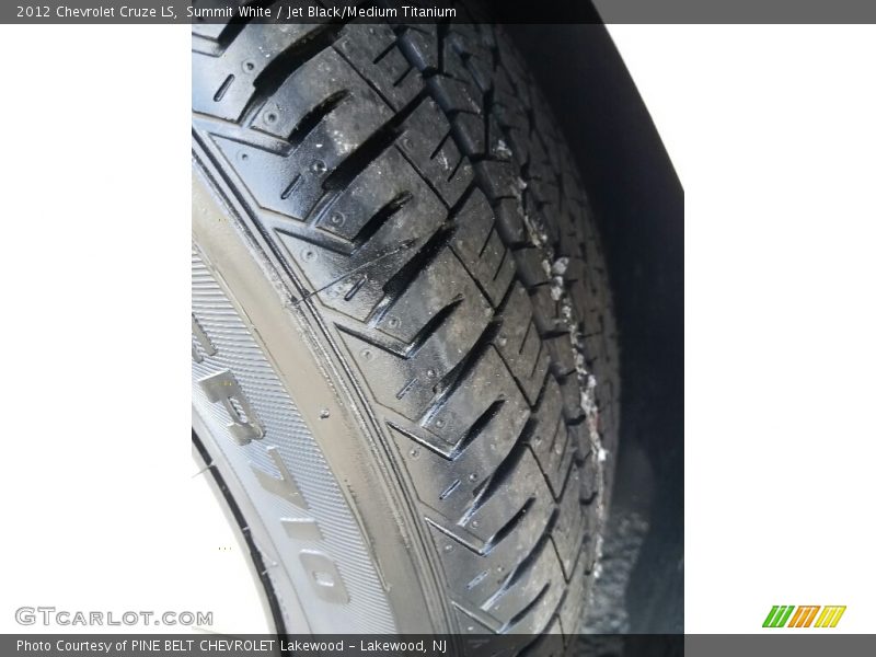 Summit White / Jet Black/Medium Titanium 2012 Chevrolet Cruze LS